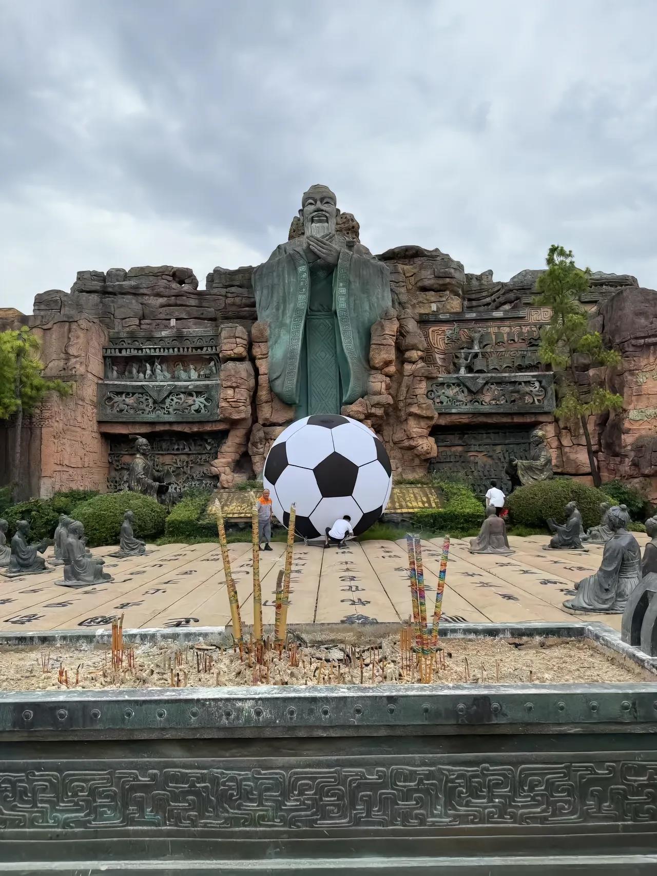 Liệu có hiệu quả không? Đội Changzhou sẽ đối đầu với Nanjing trong Giải bóng đá Ngoại hạng Scotland vào tối nay. Người hâm mộ Changzhou đặt một quả bóng đá trước bức tượng Khổng Tử.