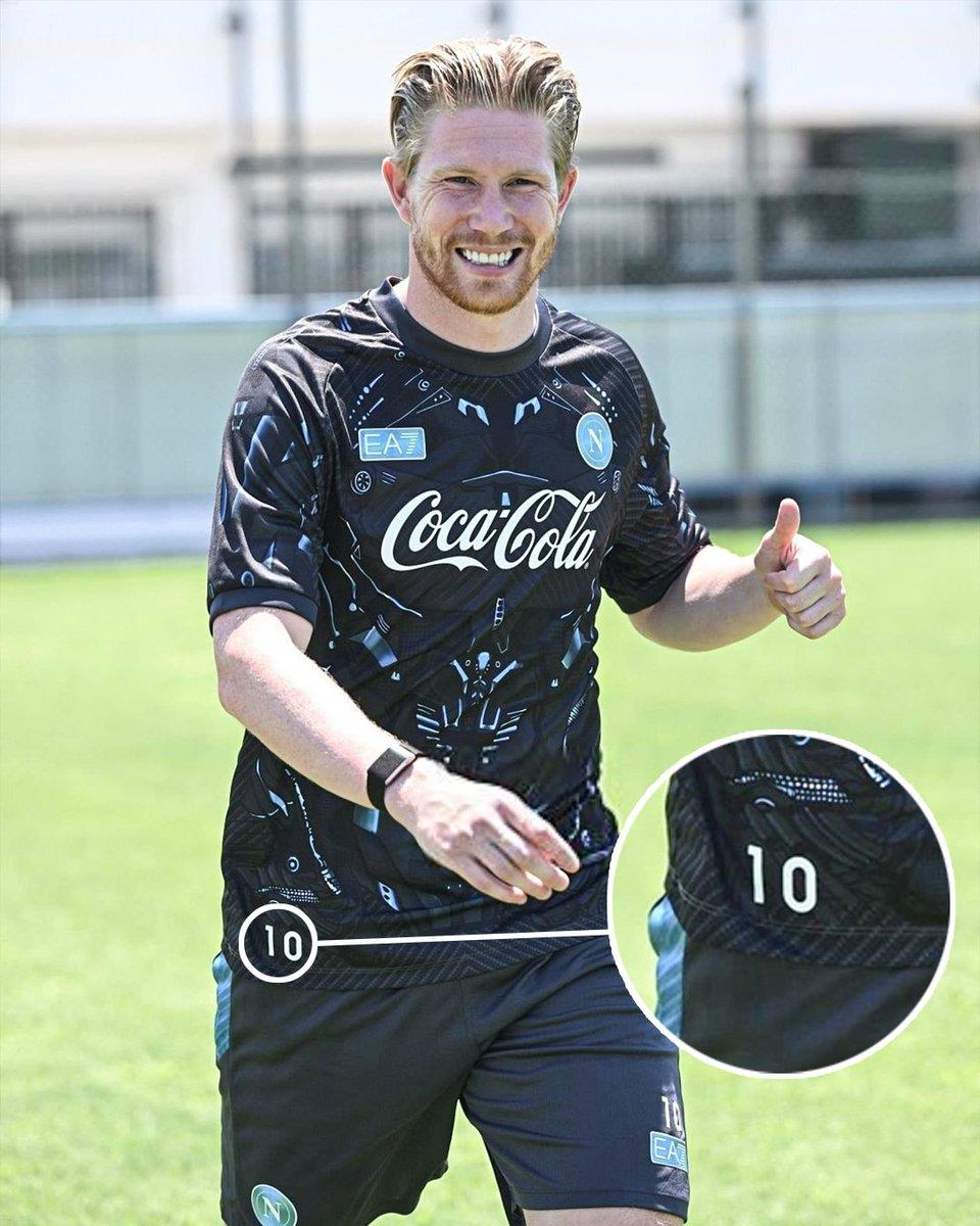 Mặc áo số 10 khi tập luyện, phóng viên: De Bruyne sẽ mặc áo số 11 ở Naples trong mùa giải mới