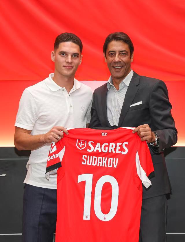 Chính thức: Benfica cho Shakhtar Donetsk mượn tiền vệ Sudakov, thỏa thuận bao gồm điều khoản mua lại bắt buộc