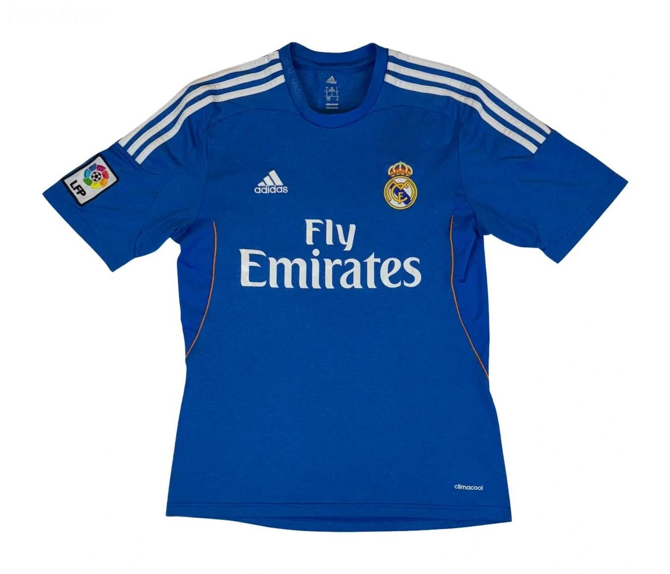 Bạn đang mơ về mùa giải 2013-14? Mẫu áo đấu thứ ba của Real Madrid cho mùa giải mới đã được ra mắt, với thân áo màu xanh và sọc trắng.
