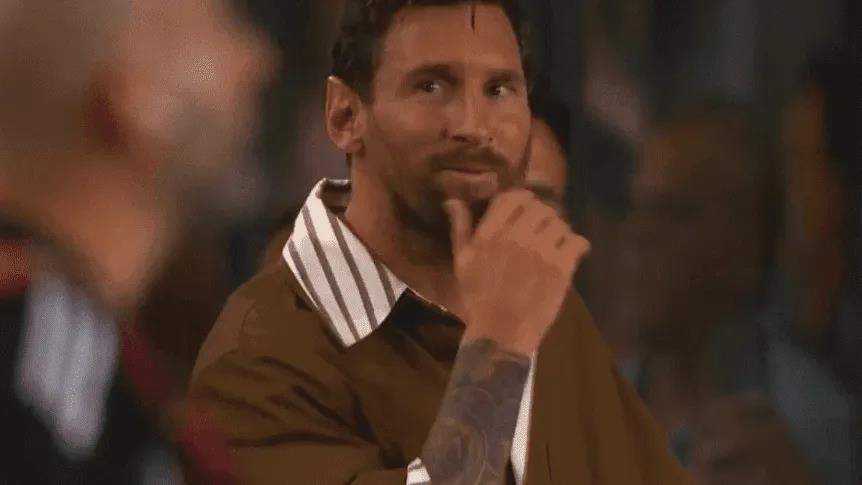 Đồng đội tuyệt vời! Sau khi De Paul ghi bàn, Messi đã mỉm cười trên khán đài
