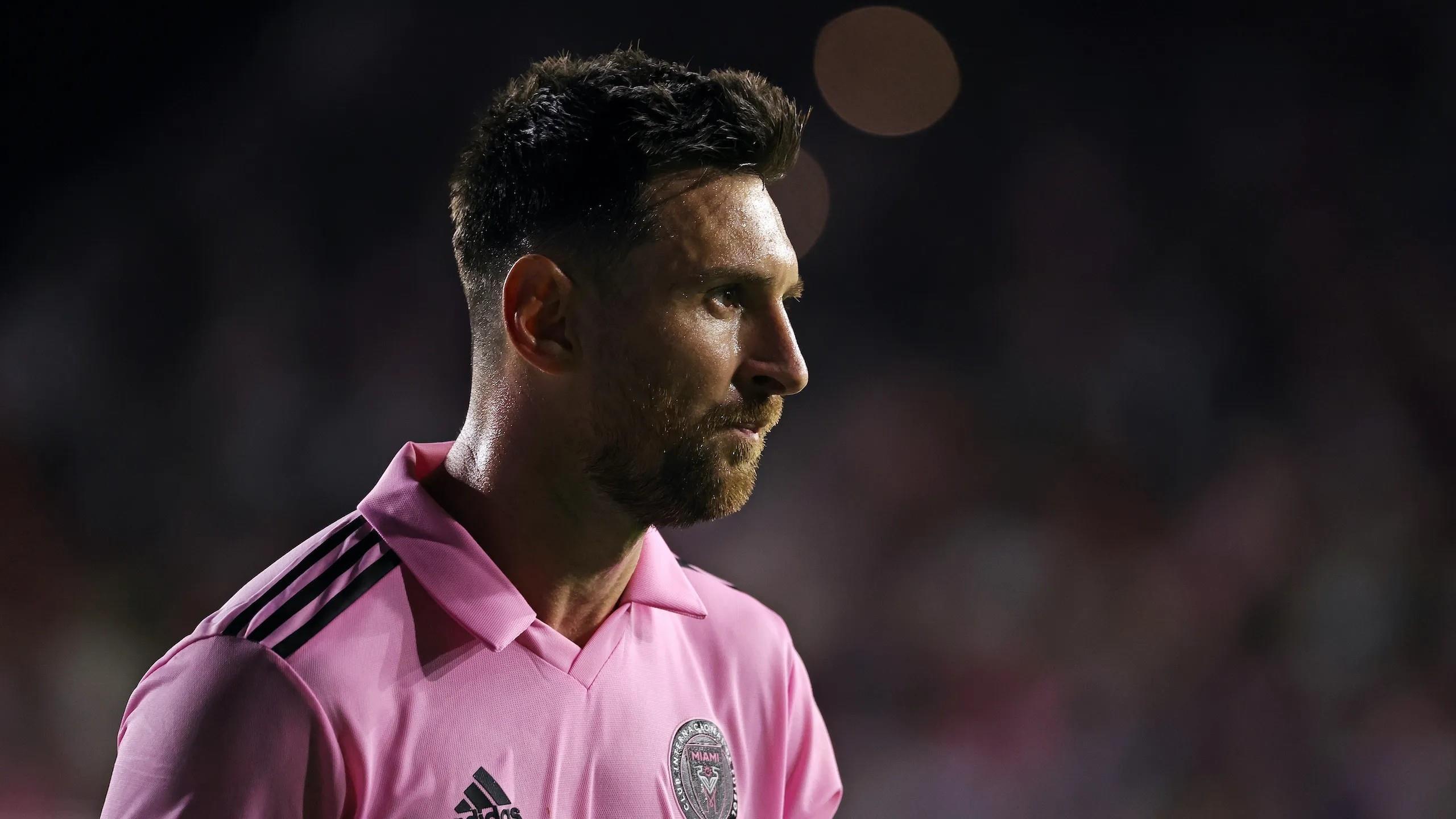 Các quan chức Miami đã báo cáo về chấn thương: Messi bị thương nhẹ ở cơ chân phải và thời gian trở lại cụ thể vẫn chưa được xác định.