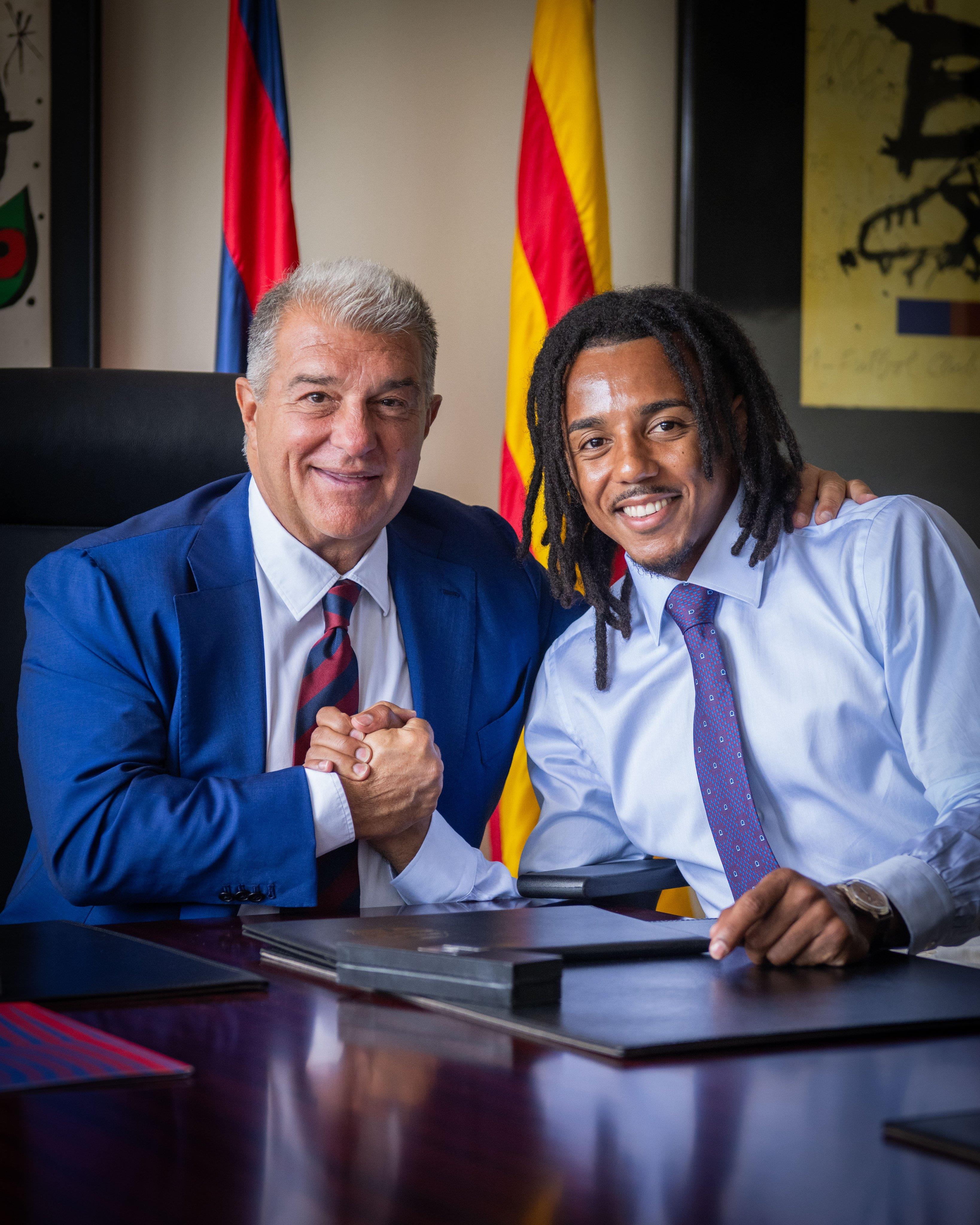 Kounde: Tôi rất tự hào khi được gia hạn hợp đồng với Barcelona. Chiến thắng ở giải vô địch là động lực cho tôi mỗi ngày.