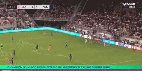 Đồng đội tuyệt vời! Sau khi De Paul ghi bàn, Messi đã mỉm cười trên khán đài