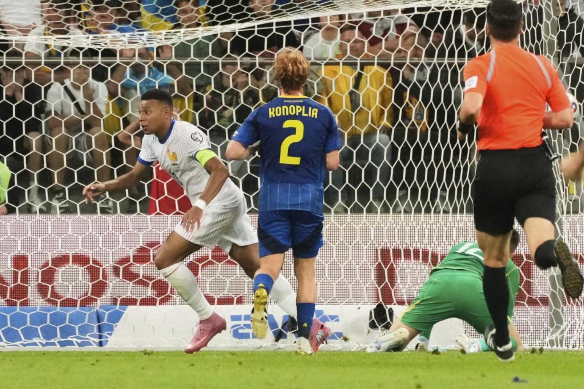 Mbappé chia sẻ về việc cân bằng thành tích ghi bàn của Henry: "Tôi ngưỡng mộ anh trai Henry, nhưng tôi muốn vượt qua anh ấy."