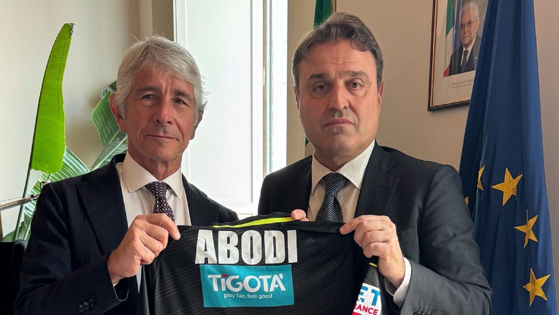 Luật mới của Ý quy định rằng địa vị của trọng tài tương đương với các viên chức nhà nước và mức án tối đa cho trọng tài tấn công là 16 năm. Luật mới của Ý quy định rằng địa vị của trọng tài tương đương với các viên chức nhà nước và mức án tối đa cho trọng tài tấn công là 16 năm.