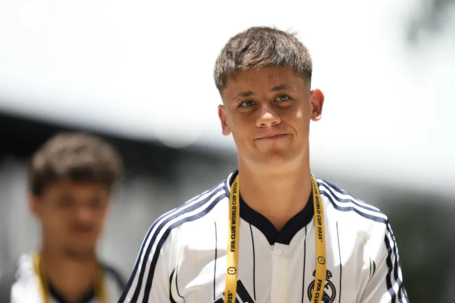 Guler: Tôi không cân nhắc rời Real Madrid lúc này, nhưng tôi hy vọng sẽ có nhiều thời gian thi đấu hơn Guler: Tôi không cân nhắc rời Real Madrid lúc này, nhưng tôi hy vọng sẽ có nhiều thời gian thi đấu hơn