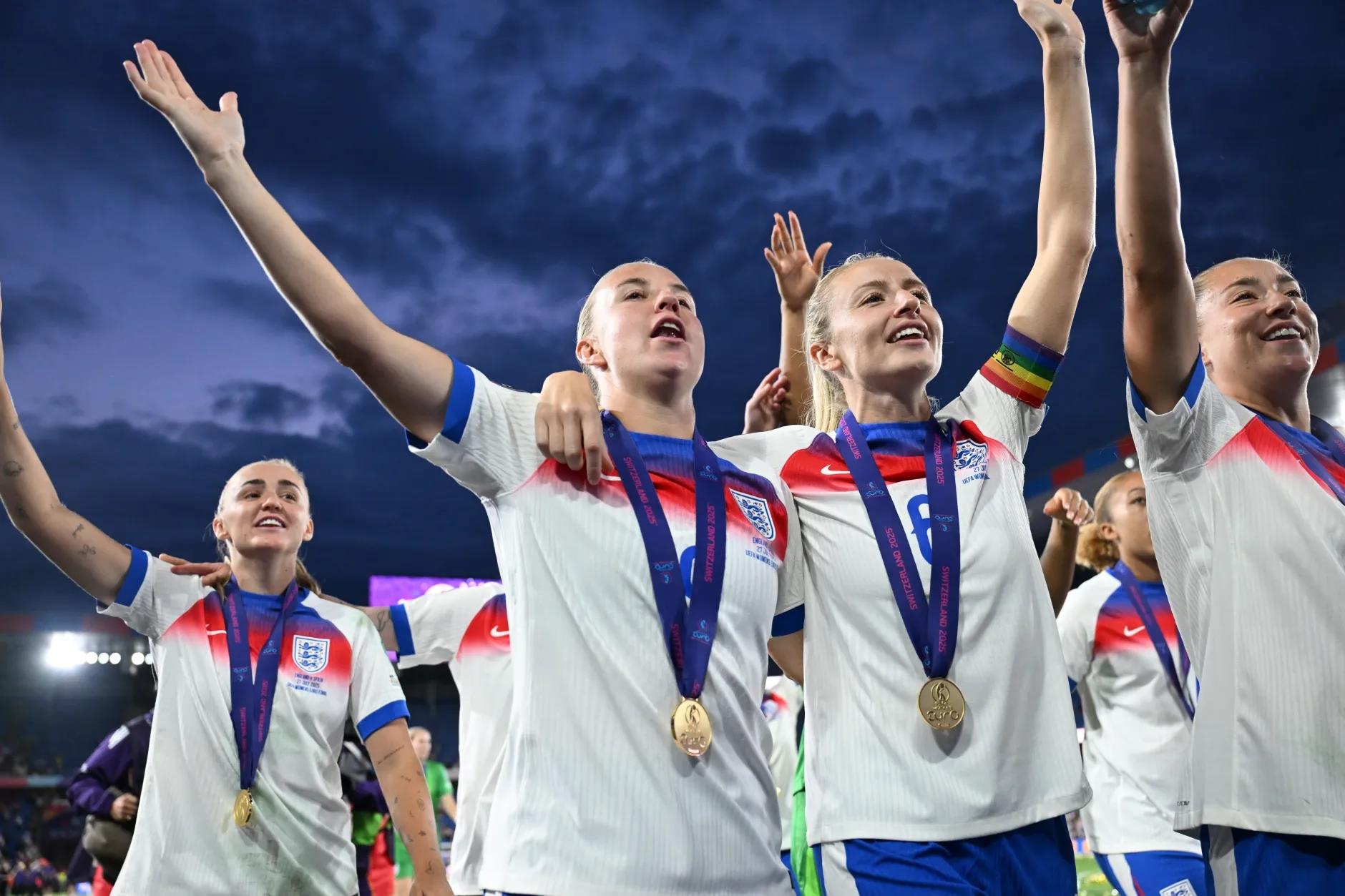 Truyền thông Anh: Đội tuyển bóng đá nữ Anh sẽ ăn mừng chức vô địch trước Cung điện Buckingham, với sự tham dự của ban nhạc Hải quân và Không quân Truyền thông Anh: Đội tuyển bóng đá nữ Anh sẽ ăn mừng chức vô địch trước Cung điện Buckingham, với sự tham dự của ban nhạc Hải quân và Không quân