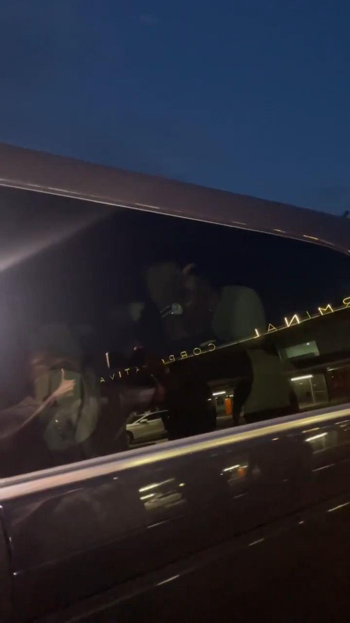 Anh ấy đến rồi! Rashford đến Barcelona và giơ ngón tay cái chào các phóng viên Anh ấy đến rồi! Rashford đến Barcelona và giơ ngón tay cái chào các phóng viên