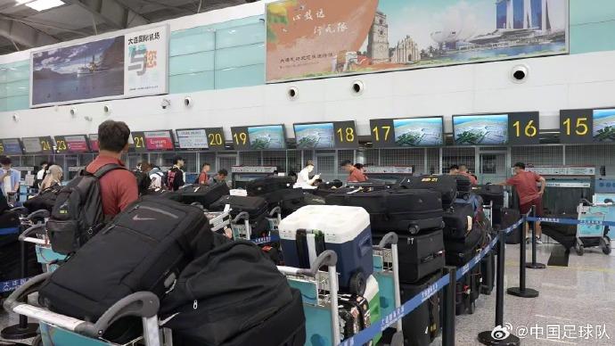 Quá nhiều hành lý? Đội tuyển bóng đá quốc gia Trung Quốc chính thức phủ nhận tin đồn: Tất cả đều là đồ dùng cần thiết, các cầu thủ chỉ mang theo một lượng nhỏ hành lý cá nhân Quá nhiều hành lý? Đội tuyển bóng đá quốc gia Trung Quốc chính thức phủ nhận tin đồn: Tất cả đều là đồ dùng cần thiết, các cầu thủ chỉ mang theo một lượng nhỏ hành lý cá nhân