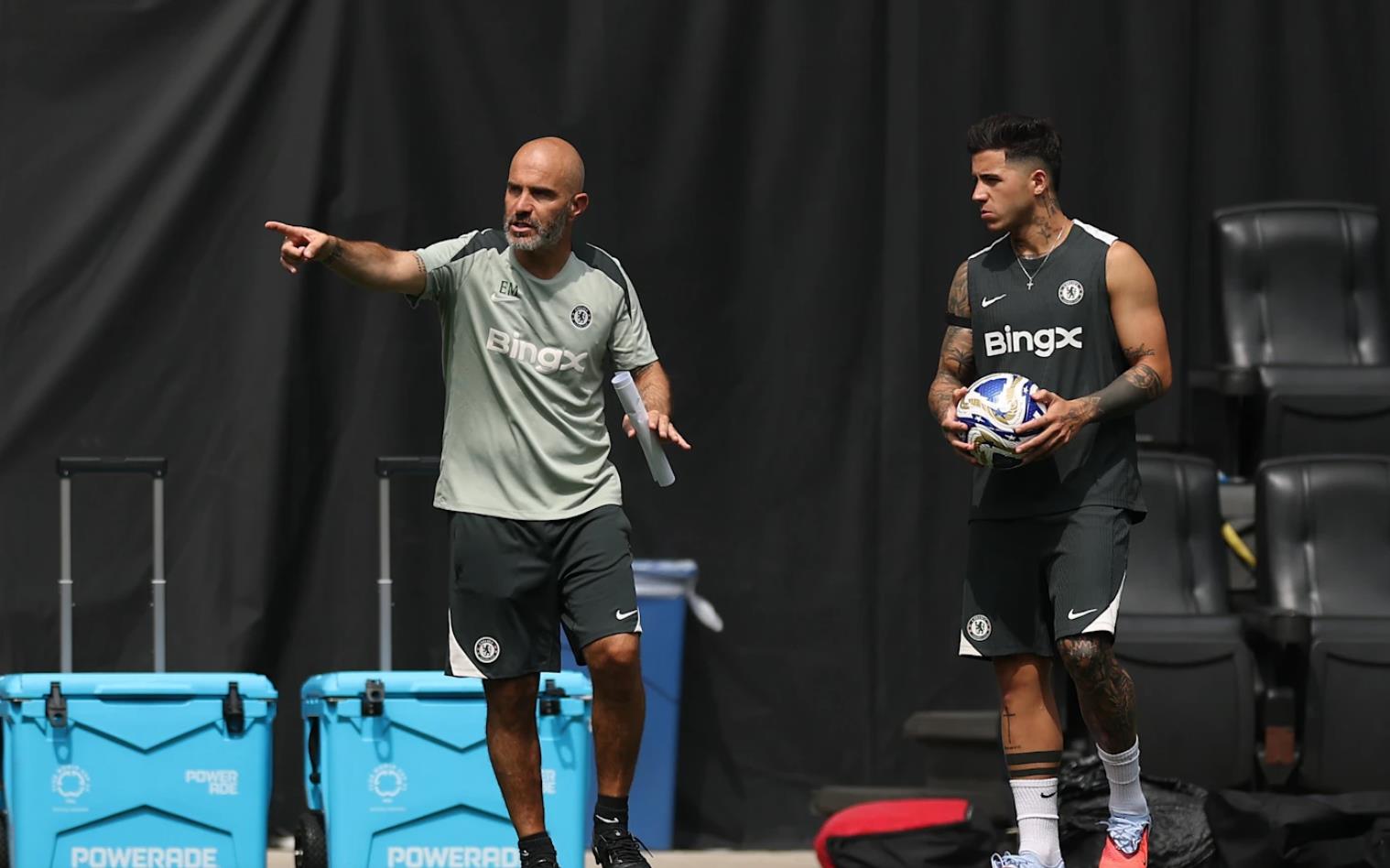 Enzo: Chúng ta không thể cho Paris không gian riêng. Càng ngày tôi càng hiểu rõ hơn những yêu cầu của Maresca. Enzo: Chúng ta không thể cho Paris không gian riêng. Càng ngày tôi càng hiểu rõ hơn những yêu cầu của Maresca.