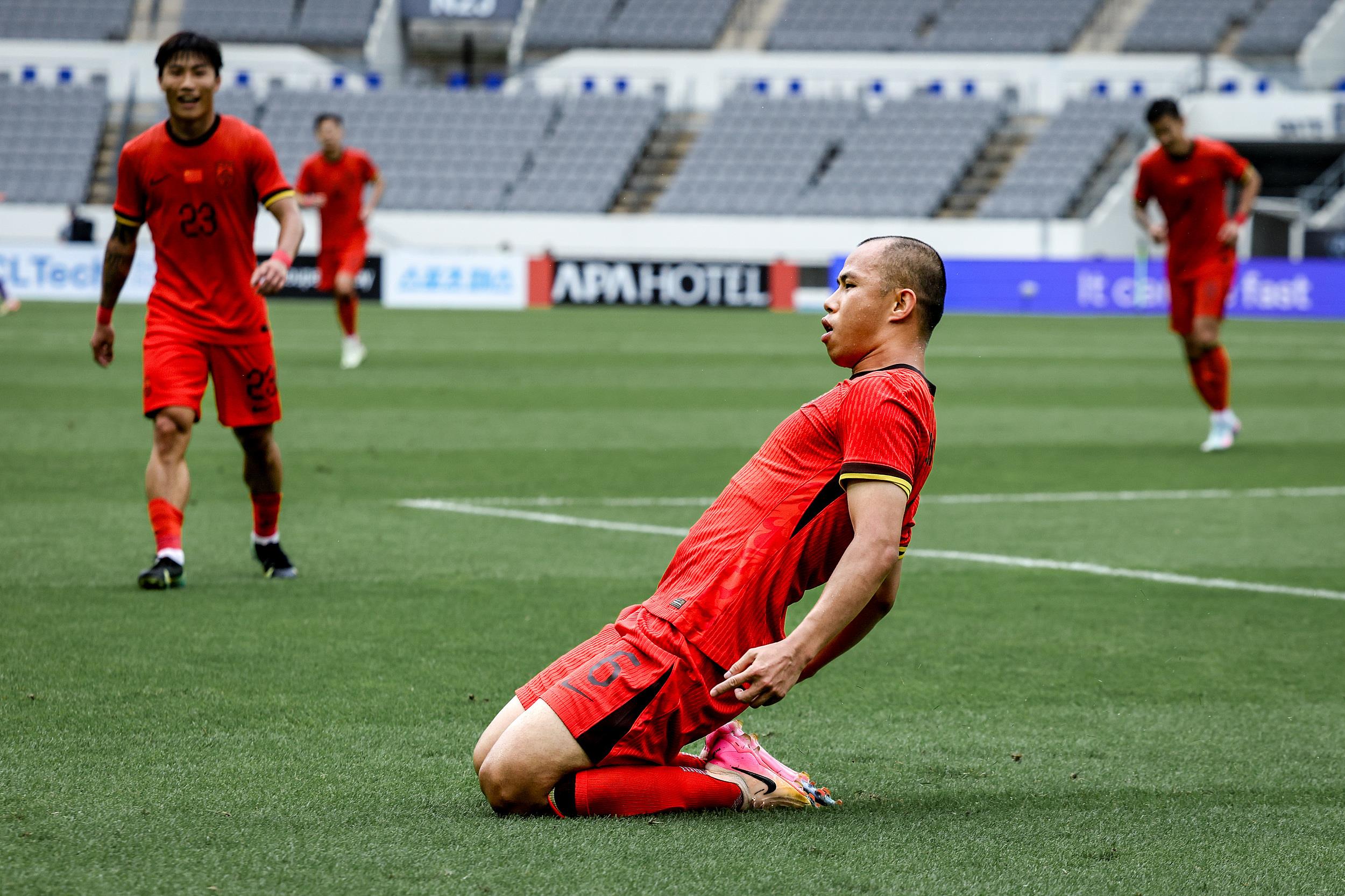 Huang Zhengyu đã ghi bàn thắng đầu tiên cho đội tuyển bóng đá quốc gia Trung Quốc trong kỷ nguyên Djurdjevic và giúp đội tuyển bóng đá quốc gia Trung Quốc chấm dứt cơn hạn hán bàn thắng kéo dài 200 phút tại Cúp Đông Á Huang Zhengyu đã ghi bàn thắng đầu tiên cho đội tuyển bóng đá quốc gia Trung Quốc trong kỷ nguyên Djurdjevic và giúp đội tuyển bóng đá quốc gia Trung Quốc chấm dứt cơn hạn hán bàn thắng kéo dài 200 phút tại Cúp Đông Á