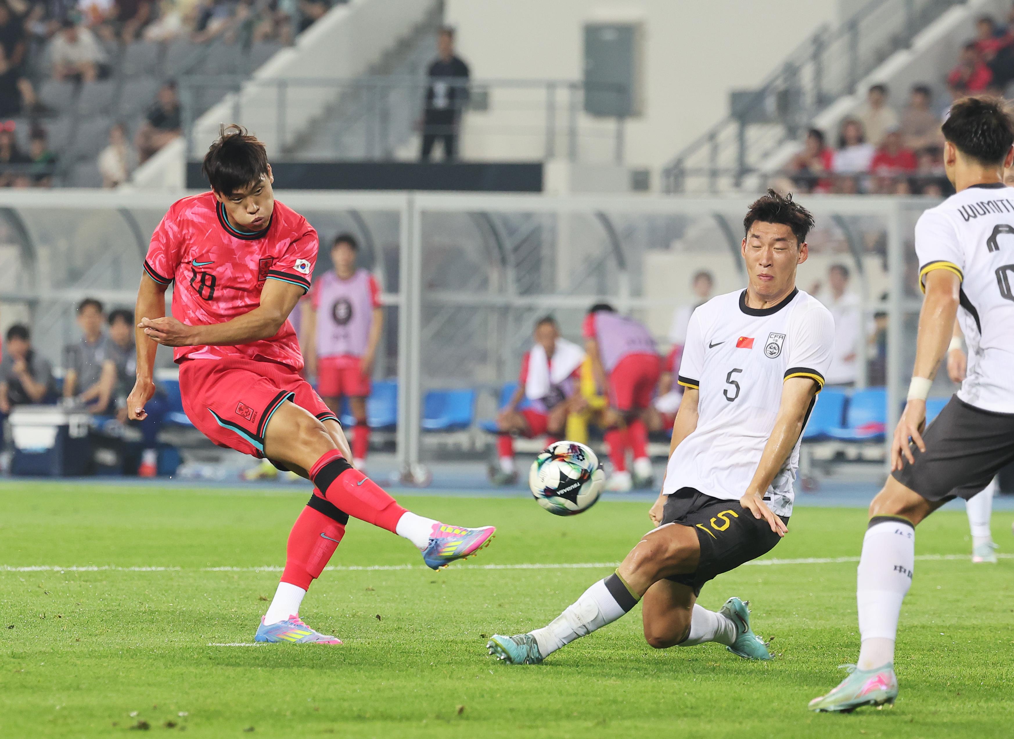 Thống kê toàn trận đấu Trung Quốc-Hàn Quốc: Đội tuyển bóng đá quốc gia Trung Quốc có 5 cú sút và 0 cú sút trúng đích; Hàn Quốc có 15 cú sút và 7 cú sút trúng đích Thống kê toàn trận đấu Trung Quốc-Hàn Quốc: Đội tuyển bóng đá quốc gia Trung Quốc có 5 cú sút và 0 cú sút trúng đích; Hàn Quốc có 15 cú sút và 7 cú sút trúng đích