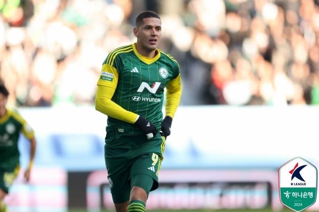 Biến mất ngay sau khi ghi bàn, cầu thủ Jeonbuk: Mọi người đều nghĩ tôi đi ăn mừng nhưng thực ra tôi đi vệ sinh Biến mất ngay sau khi ghi bàn, cầu thủ Jeonbuk: Mọi người đều nghĩ tôi đi ăn mừng nhưng thực ra tôi đi vệ sinh