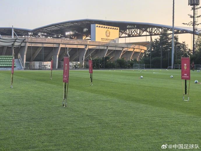 Quá nhiều hành lý? Đội tuyển bóng đá quốc gia Trung Quốc chính thức phủ nhận tin đồn: Tất cả đều là đồ dùng cần thiết, các cầu thủ chỉ mang theo một lượng nhỏ hành lý cá nhân Quá nhiều hành lý? Đội tuyển bóng đá quốc gia Trung Quốc chính thức phủ nhận tin đồn: Tất cả đều là đồ dùng cần thiết, các cầu thủ chỉ mang theo một lượng nhỏ hành lý cá nhân