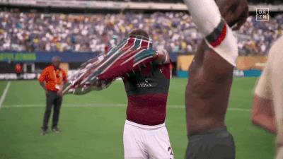 Các cầu thủ Chelsea tri ân Thiago Silva sau trận đấu, Chalobah trao đổi áo đấu với thần tượng của mình Các cầu thủ Chelsea tri ân Thiago Silva sau trận đấu, Chalobah trao đổi áo đấu với thần tượng của mình