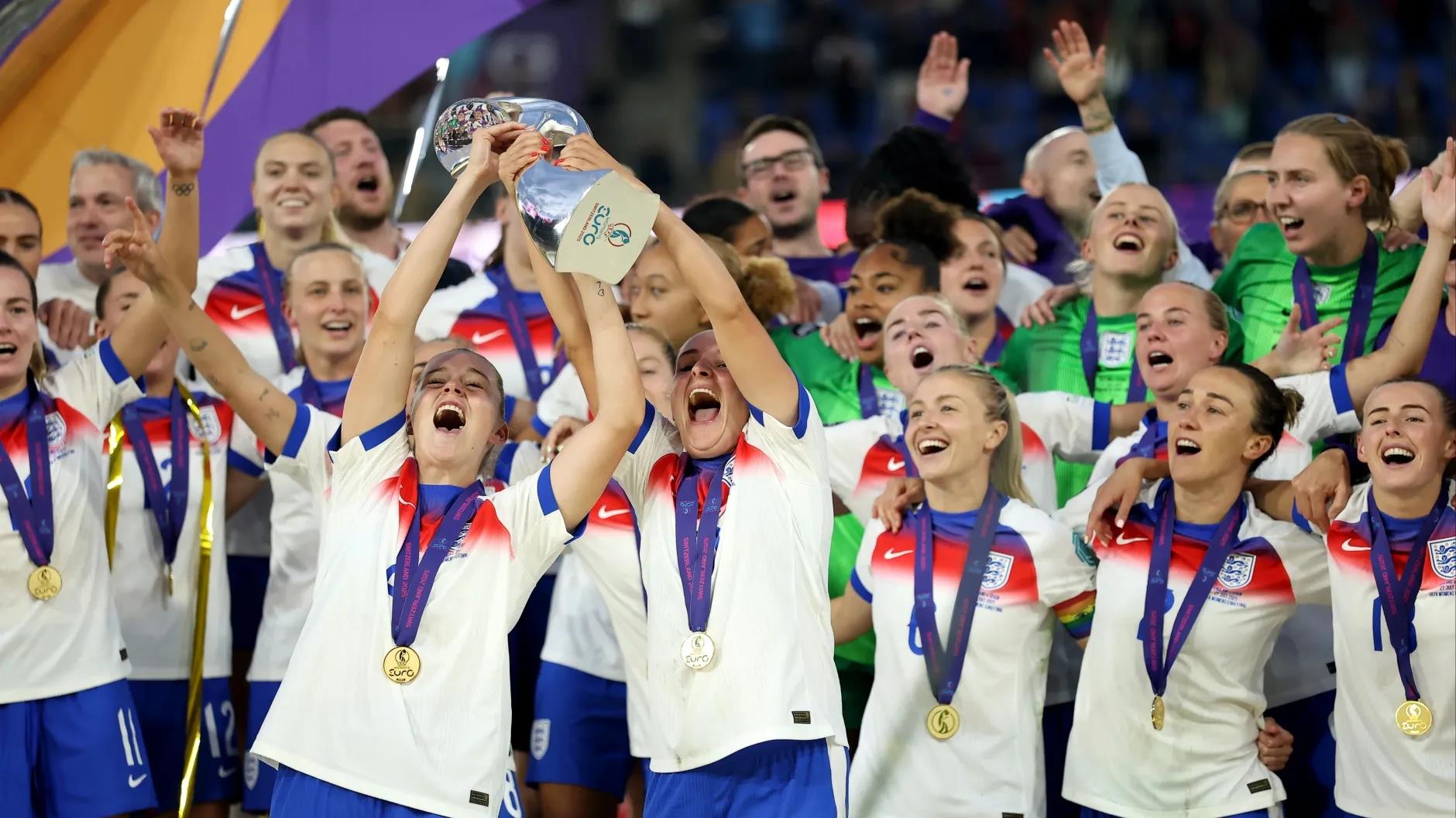 Truyền thông Anh: Đội tuyển bóng đá nữ Anh sẽ ăn mừng chức vô địch trước Cung điện Buckingham, với sự tham dự của ban nhạc Hải quân và Không quân Truyền thông Anh: Đội tuyển bóng đá nữ Anh sẽ ăn mừng chức vô địch trước Cung điện Buckingham, với sự tham dự của ban nhạc Hải quân và Không quân