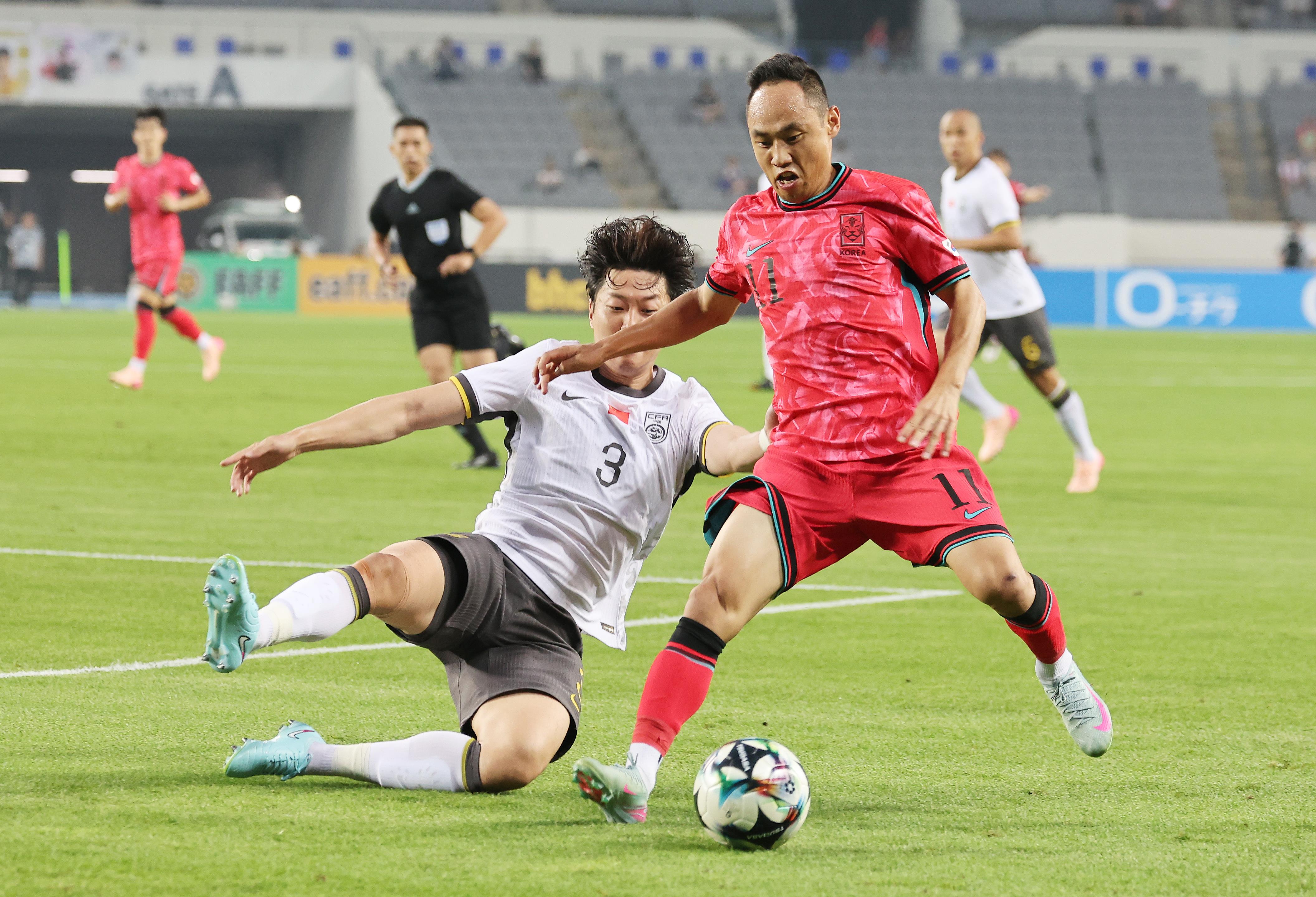 Thống kê hiệp một trận đấu Trung Quốc-Hàn Quốc: Đội tuyển bóng đá quốc gia Trung Quốc có 2 cú sút nhưng không có cú sút nào trúng đích; Hàn Quốc có 3 cú sút trúng đích và ghi được 2 bàn thắng Thống kê hiệp một trận đấu Trung Quốc-Hàn Quốc: Đội tuyển bóng đá quốc gia Trung Quốc có 2 cú sút nhưng không có cú sút nào trúng đích; Hàn Quốc có 3 cú sút trúng đích và ghi được 2 bàn thắng