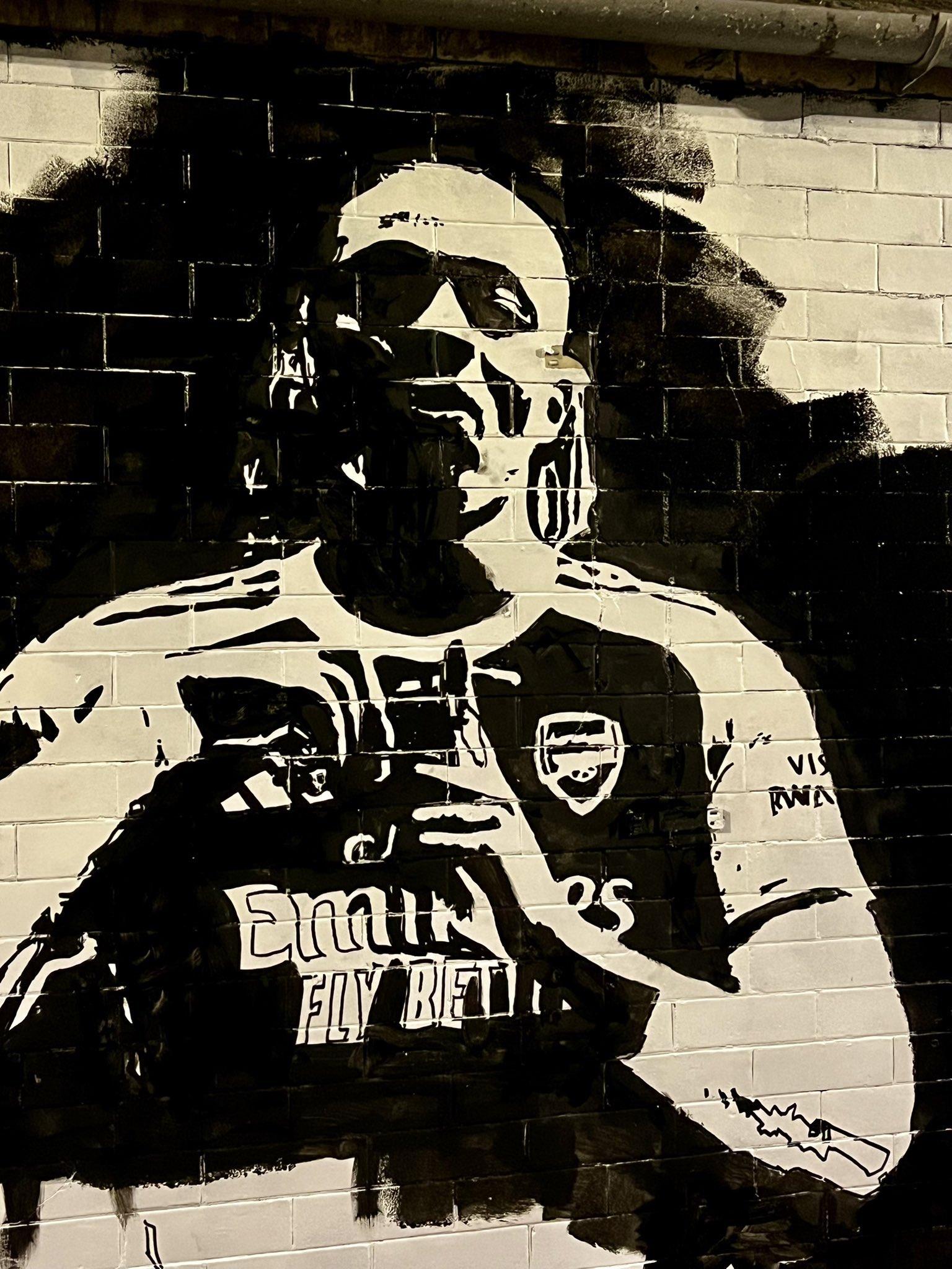 Hãy hành động nhanh lên! Một bức tranh tường về cầu thủ mới ký hợp đồng với Arsenal, Eze, đã xuất hiện bên ngoài Sân vận động Emirates Hãy hành động nhanh lên! Một bức tranh tường về cầu thủ mới ký hợp đồng với Arsenal, Eze, đã xuất hiện bên ngoài Sân vận động Emirates