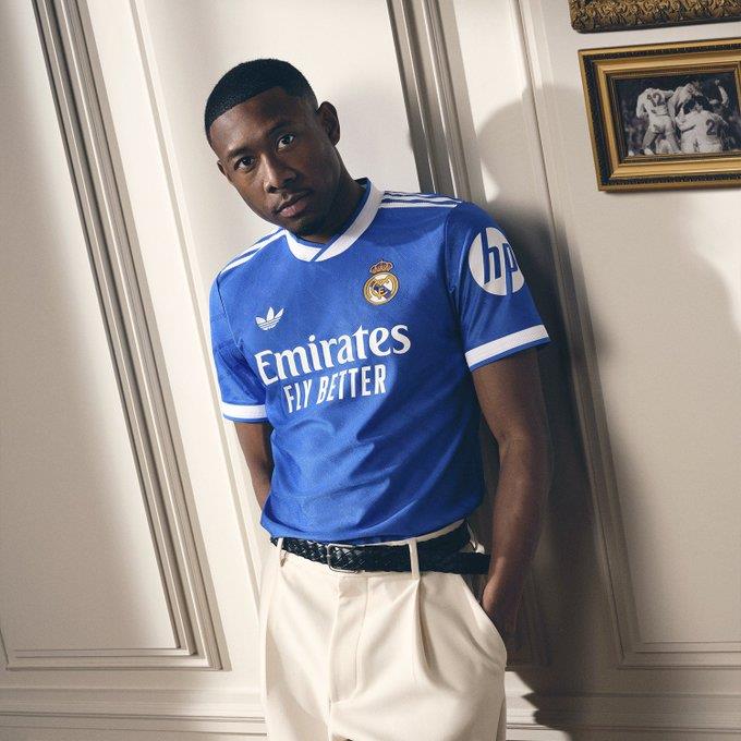 Bạn đang mơ về mùa giải 2013-14? Mẫu áo đấu thứ ba của Real Madrid cho mùa giải mới đã được ra mắt, với thân áo màu xanh và sọc trắng. Bạn đang mơ về mùa giải 2013-14? Mẫu áo đấu thứ ba của Real Madrid cho mùa giải mới đã được ra mắt, với thân áo màu xanh và sọc trắng.