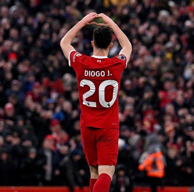 Liverpool ra mắt áo phông kỷ niệm Jota, lợi nhuận sẽ được chuyển cho dự án bóng đá mang tên anh Liverpool ra mắt áo phông kỷ niệm Jota, lợi nhuận sẽ được chuyển cho dự án bóng đá mang tên anh