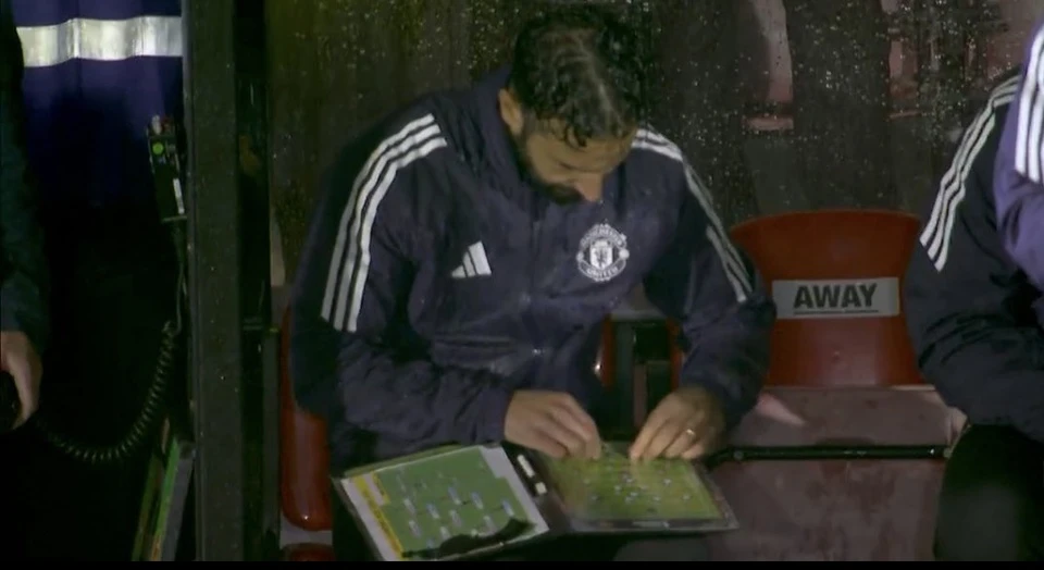 Việc Amorim không muốn xem loạt sút luân lưu đã gây ra sự chỉ trích từ người hâm mộ: "Điều này thực sự kỳ lạ. Tôi cần phải bị sa thải." Việc Amorim không muốn xem loạt sút luân lưu đã gây ra sự chỉ trích từ người hâm mộ: "Điều này thực sự kỳ lạ. Tôi cần phải bị sa thải."