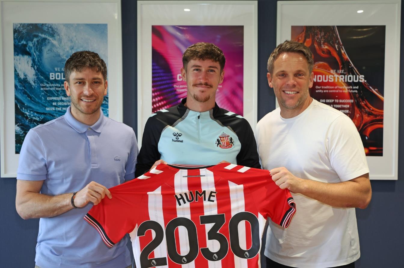 Chính thức: Sunderland và hậu vệ Hume đã hoàn tất việc gia hạn hợp đồng, cả hai bên đều ký hợp đồng đến năm 2030 Chính thức: Sunderland và hậu vệ Hume đã hoàn tất việc gia hạn hợp đồng, cả hai bên đều ký hợp đồng đến năm 2030