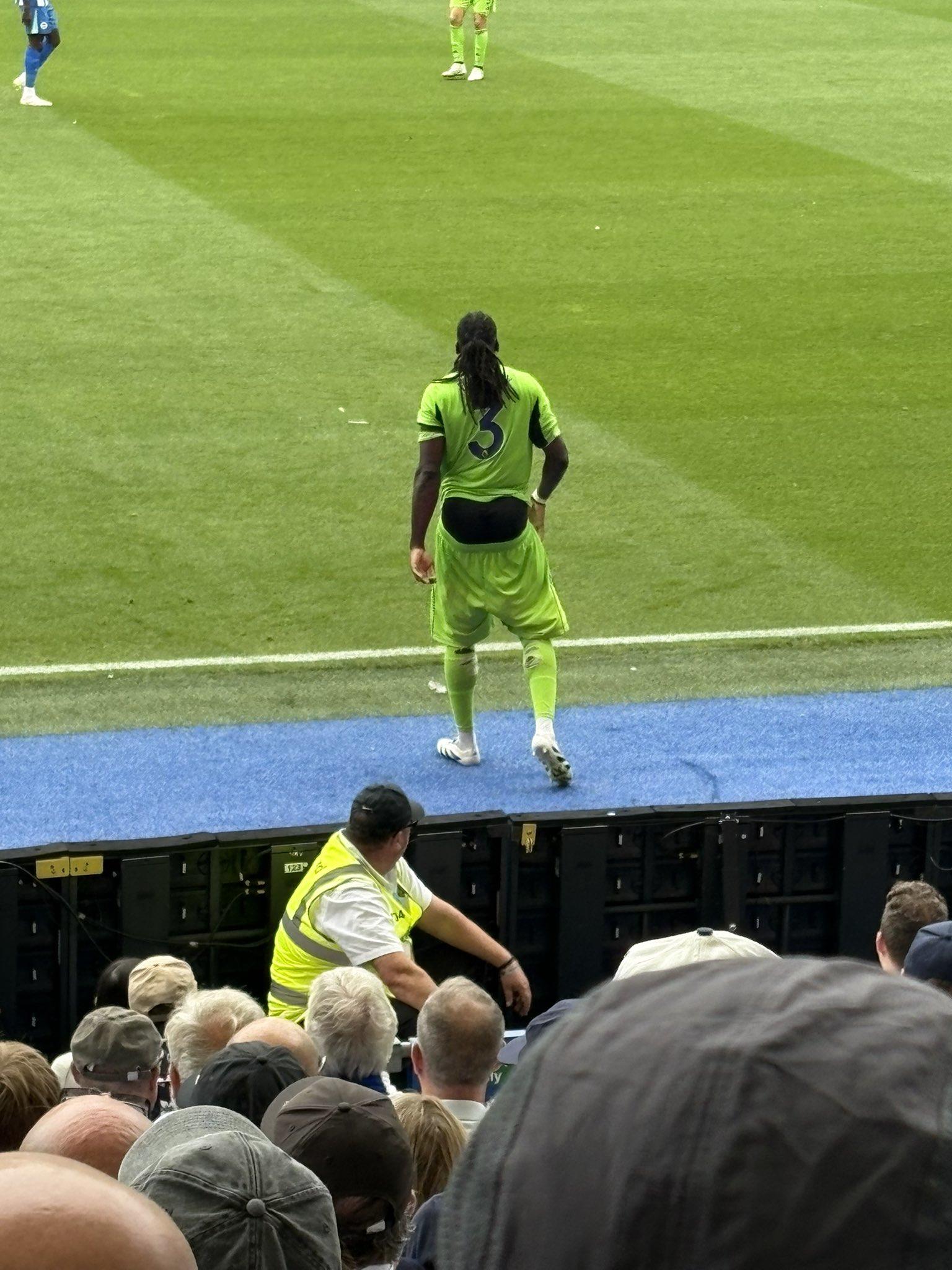 Quần đùi của hậu vệ Bassi của Fulham tụt xuống nhiều lần trong trận đấu, khiến người hâm mộ bật cười Quần đùi của hậu vệ Bassi của Fulham tụt xuống nhiều lần trong trận đấu, khiến người hâm mộ bật cười