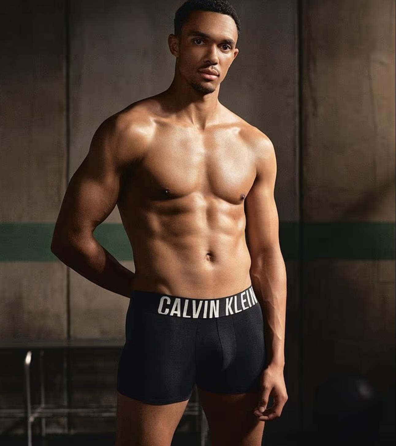 Arnold hết mình! Anh ấy gây sốc cho người xem với quảng cáo đồ lót của mình Arnold hết mình! Anh ấy gây sốc cho người xem với quảng cáo đồ lót của mình