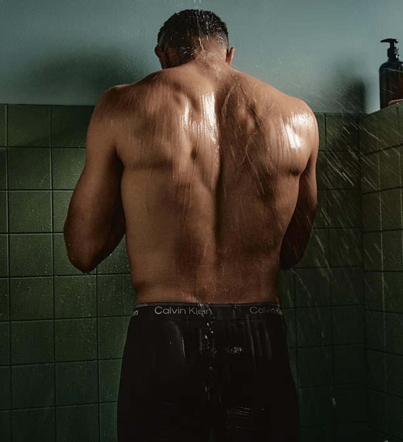 Arnold hết mình! Anh ấy gây sốc cho người xem với quảng cáo đồ lót của mình Arnold hết mình! Anh ấy gây sốc cho người xem với quảng cáo đồ lót của mình