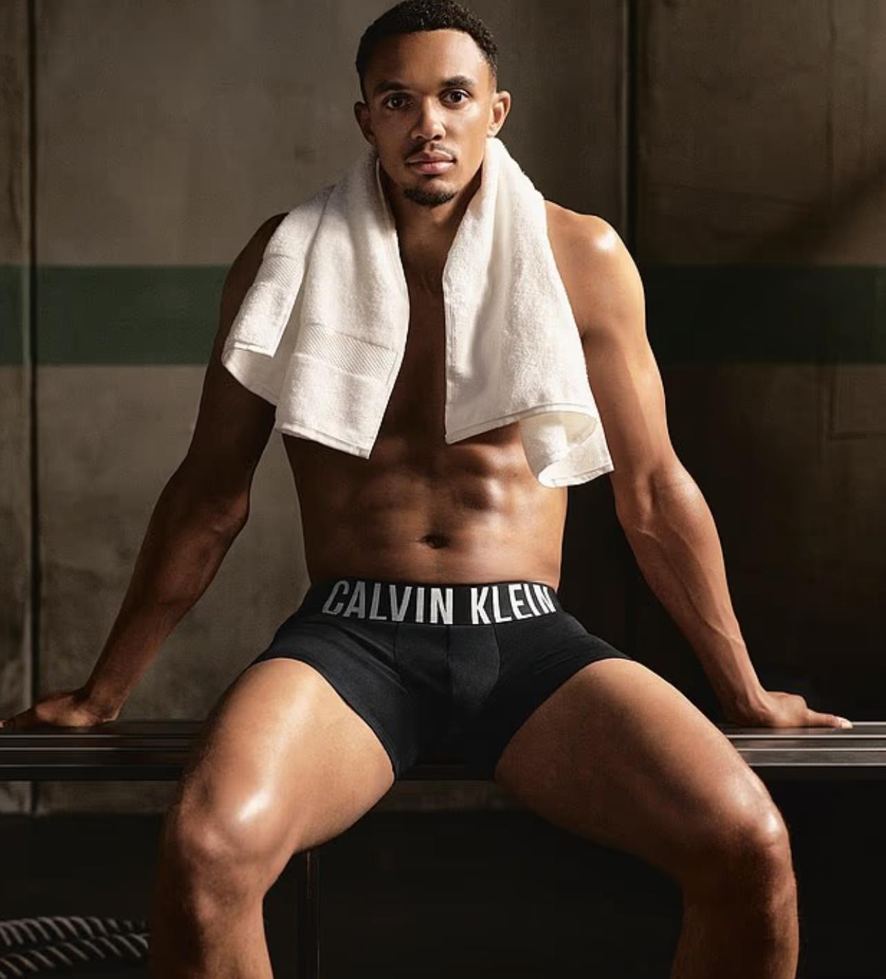 Arnold hết mình! Anh ấy gây sốc cho người xem với quảng cáo đồ lót của mình Arnold hết mình! Anh ấy gây sốc cho người xem với quảng cáo đồ lót của mình